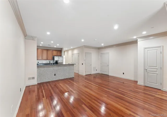 4th image of 17 Strangford Ct, Hempstead, NY 11572