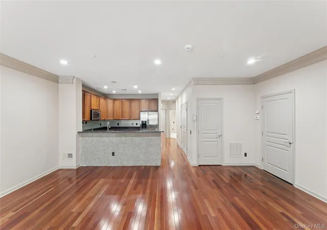 5th image of 17 Strangford Ct, Hempstead, NY 11572