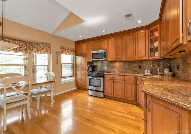 3rd image of 7 Eastern Dr, New Hyde Park, NY 11040 | MLS# 992699