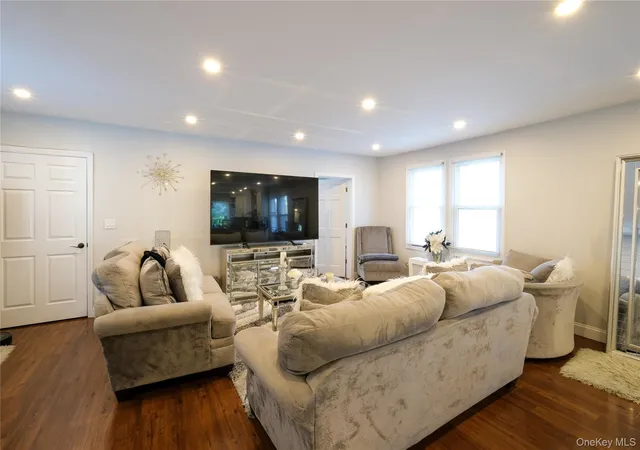 3rd image of 119 Munro Blvd, Valley Stream, NY 11581 | MLS# 992744