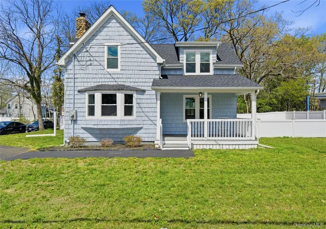 3rd image of 749 E Main St, Smithtown, NY 11754 | MLS# 992841