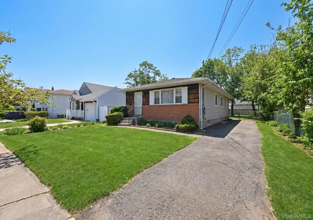 3rd image of 117 Woodside Ave, Hempstead, NY 11520 | MLS# 992881