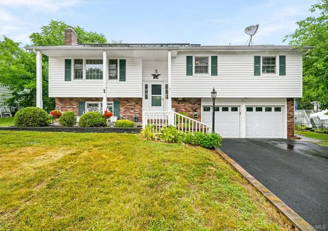 Homes for sale in New Windsor, NY | 32 Clintonwood Dr, New Windsor, NY 12553 | MLS# 993089