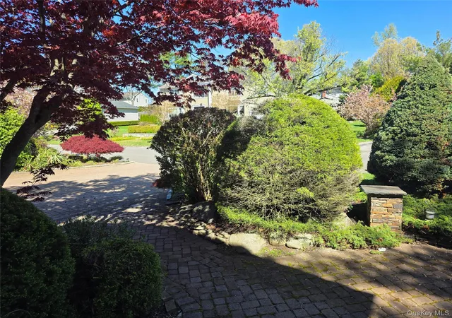 Homes for sale in North Hempstead, NY | 78 Woods Dr, North Hempstead, NY 11576 | MLS# 993167