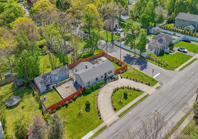 3rd image of 683 Broadway, Brentwood, NY 11717 | MLS# 993310