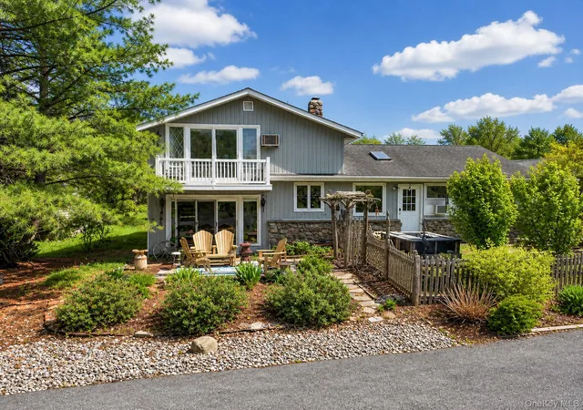 Photo 2 of Single family home for sale at 1 Warwick Pl, Warwick (town), NY 10921 | MLS# 993396 | Listing updated on 2026-09-12