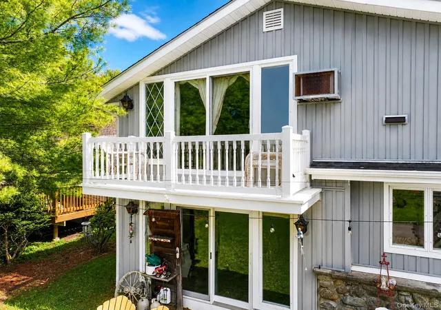 Photo 3 of Single family home for sale at 1 Warwick Pl, Warwick (town), NY 10921 | MLS# 993396 | Listing updated on 2026-09-12