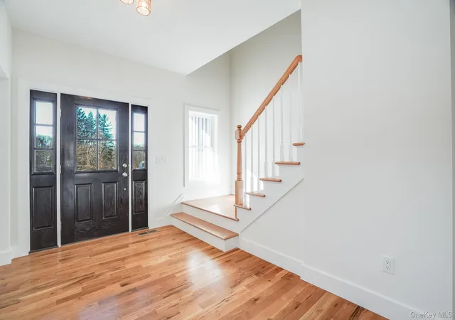 2nd image of 16 Bear Hollow Ln, Poughkeepsie, NY 12601 | MLS# 993468