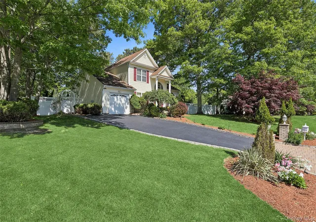 Photo 4 of Sale Pending at 16 Winterberry Dr, Brookhaven, NY 11953 | MLS# 993470 | Listing updated on 2026-09-01