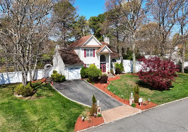 Photo 3 of Sale Pending at 16 Winterberry Dr, Brookhaven, NY 11953 | MLS# 993470 | Listing updated on 2026-09-01