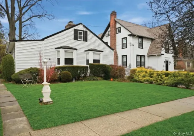 Photo 2 of Single family home for sale at 163 Elm St, North Hempstead, NY 11577 | MLS# 993520 | Listing updated on 2026-09-25
