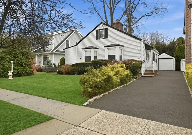 Photo 3 of Single family home for sale at 163 Elm St, North Hempstead, NY 11577 | MLS# 993520 | Listing updated on 2026-09-25
