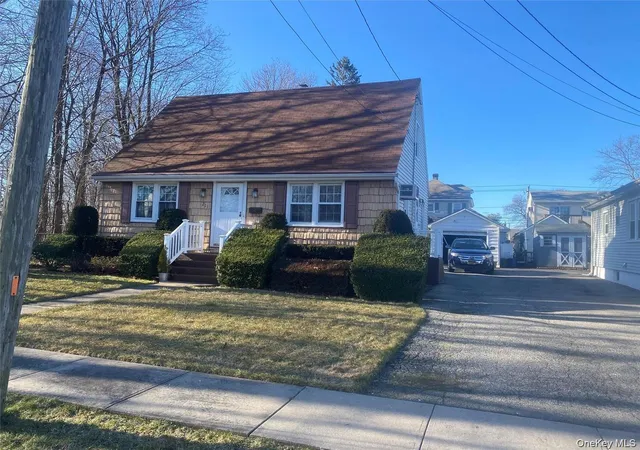 Homes for sale in North Hempstead, NY | 211 Mineola Ave, North Hempstead, NY 11514 | MLS# 993529