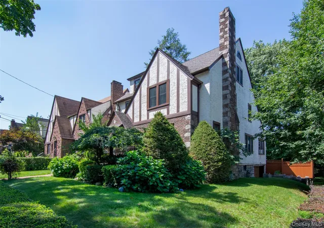 Photo 2 of Single family home for sale at 233 Kneeland Ave, Yonkers, NY 10705 | MLS# 993557 | Listing updated on 2026-10-09