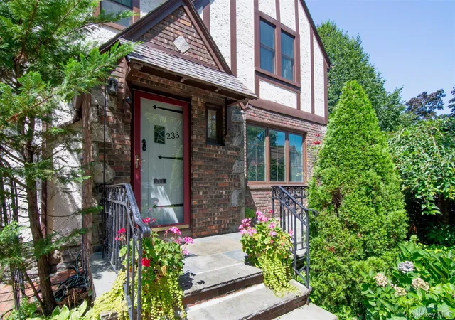 Photo 3 of Single family home for sale at 233 Kneeland Ave, Yonkers, NY 10705 | MLS# 993557 | Listing updated on 2026-10-09