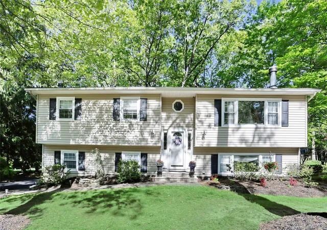 2nd image of 3 Durham Ln, Suffern, NY 10901 | MLS# 993599