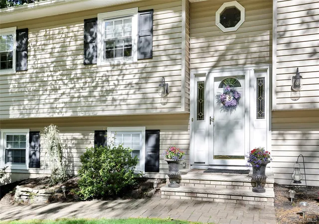 3rd image of 3 Durham Ln, Suffern, NY 10901 | MLS# 993599
