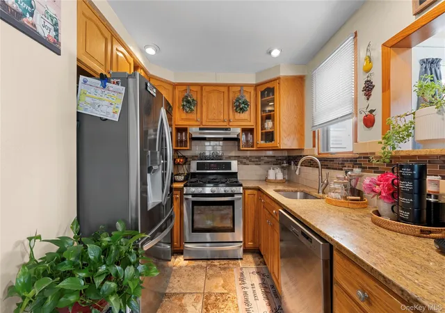 Photo 3 of Sale Pending at 3184 Baisley Ave, Bronx, NY 10465 | MLS# 993627 | Listing updated on 2026-09-21