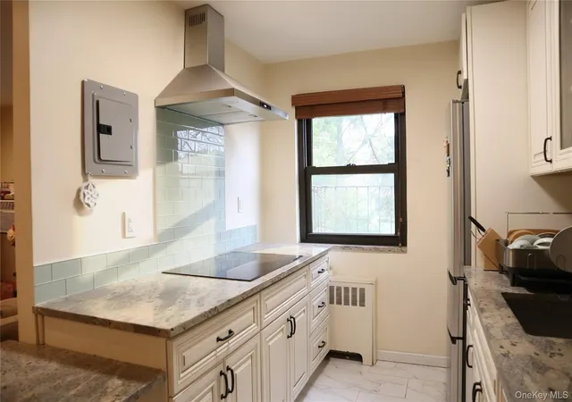 Homes for sale in North Hempstead, NY | 10 Terrace Circle #3B, North Hempstead, NY 11021 | MLS# 993778