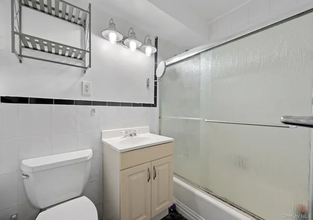 Photo 2 of House for sale at 3121 Middletown Rd #8A, New York, NY 10461 | MLS# 993802 | Listing updated on 2026-09-29