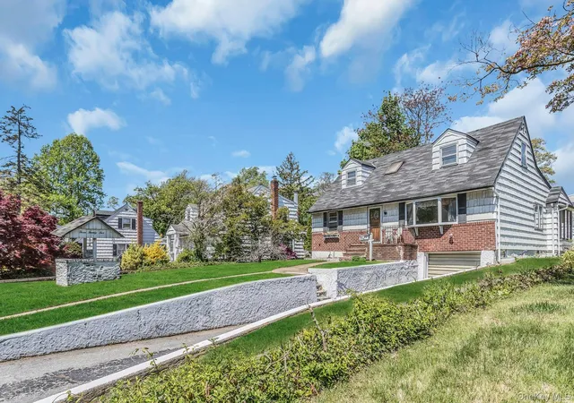 2nd image of 325 N Service Rd, Roslyn Heights, NY 11577 | MLS# 993863