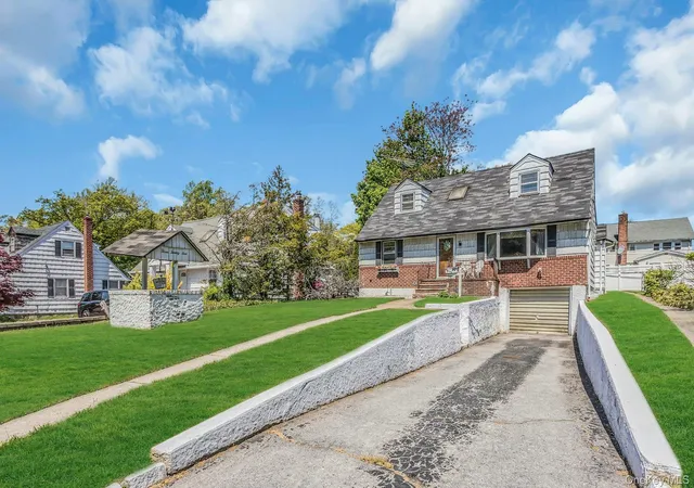 3rd image of 325 N Service Rd, Roslyn Heights, NY 11577 | MLS# 993863