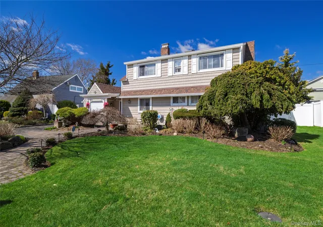 Photo 1 of Single family home for sale at 12 Link Ln, Oyster Bay, NY 11801 | MLS# 993868 | Listing updated on 2026-10-07