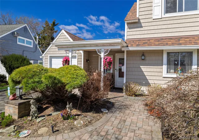 Photo 2 of Single family home for sale at 12 Link Ln, Oyster Bay, NY 11801 | MLS# 993868 | Listing updated on 2026-10-07
