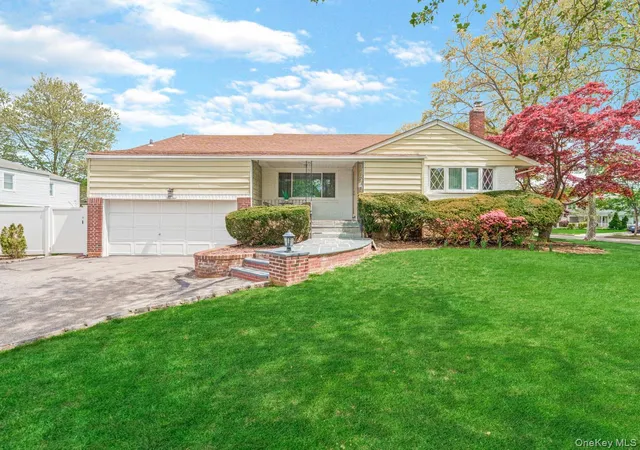 2nd image of 14 Greentree Cir, Westbury, NY 11590 | MLS# 993874