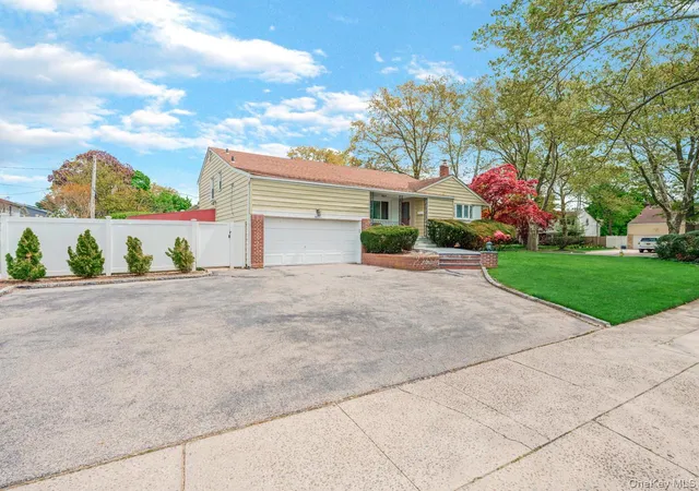 3rd image of 14 Greentree Cir, Westbury, NY 11590 | MLS# 993874