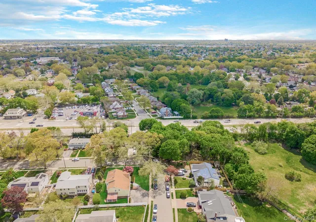 35th image of 14 Greentree Cir, Westbury, NY 11590 | MLS# 993874