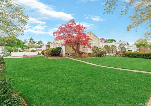 4th image of 14 Greentree Cir, Westbury, NY 11590 | MLS# 993874