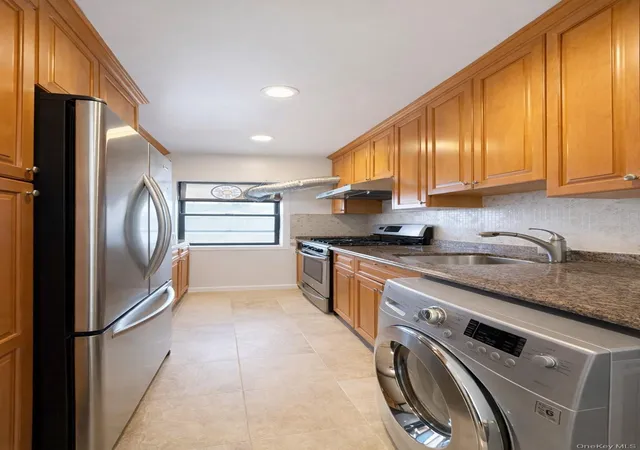 5th image of 6712 196Th St, New York, NY 11365