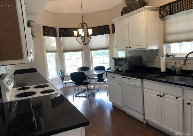 4th image of 170 Larry Ln, Dix Hills, NY 11746 | MLS# 994041
