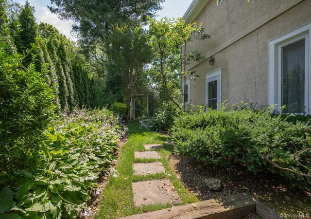 Photo 3 of Sale Pending at 8 Magnolia Dr, Great Neck, NY 11021 | MLS# 994162 | Listing updated on 2026-06-17