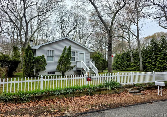 Photo 2 of Sale Pending at 117 Maple Ave, Riverhead, NY 11901 | MLS# 994199 | Listing updated on 2026-08-09