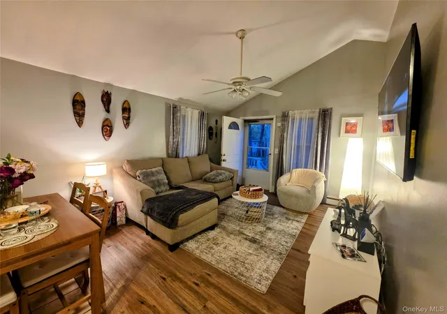 Photo 4 of Sale Pending at 117 Maple Ave, Riverhead, NY 11901 | MLS# 994199 | Listing updated on 2026-08-09