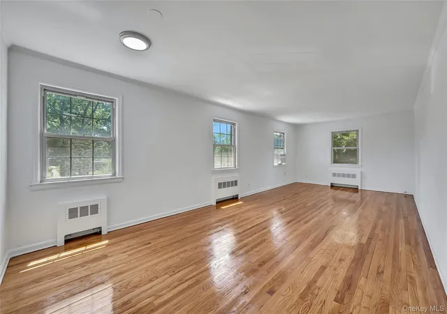 4th image of 45 Robins Crescent, New Rochelle, NY 10801