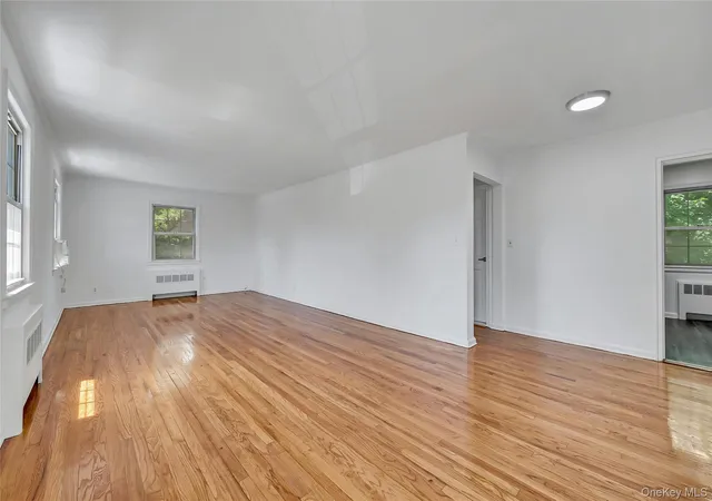 5th image of 45 Robins Crescent, New Rochelle, NY 10801