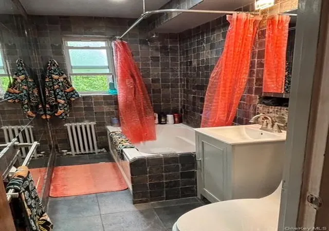 2nd image of 14 Edwards St, Roslyn Heights, NY 11577