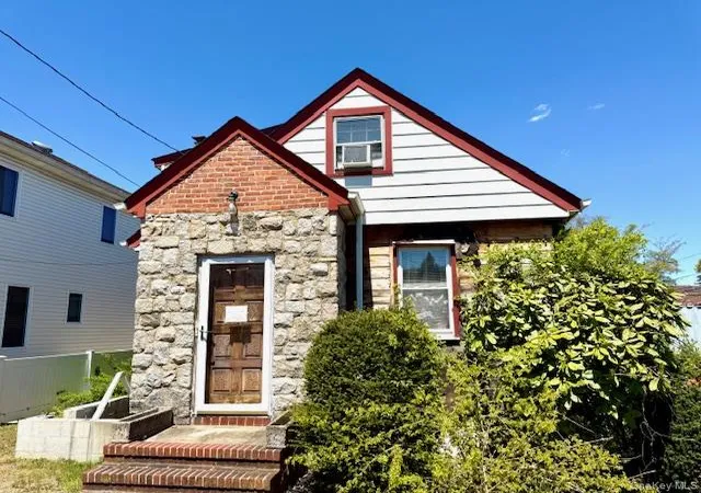 2nd image of 2571 Beltagh Ave, Hempstead, NY 11710 | MLS# 994382