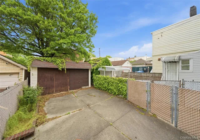 Photo 4 of Single family home for sale at 6661 74th Street, Middle Village, NY 11379 | MLS# 994469 | Listing updated on 2026-10-01