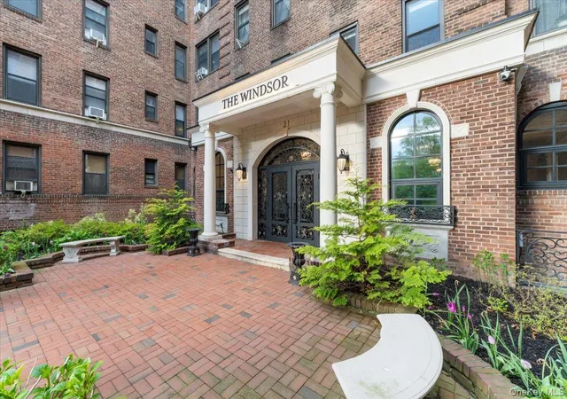 2nd image of 21 Barstow Rd #2i, Great Neck, NY 11021 | MLS# 994479