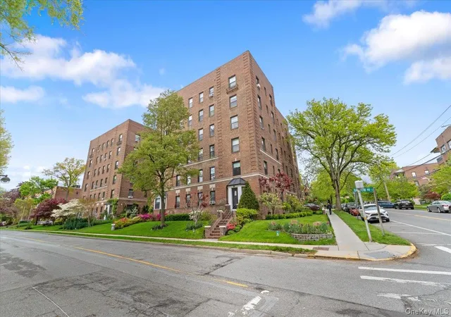 3rd image of 21 Barstow Rd, North Hempstead, NY 11030