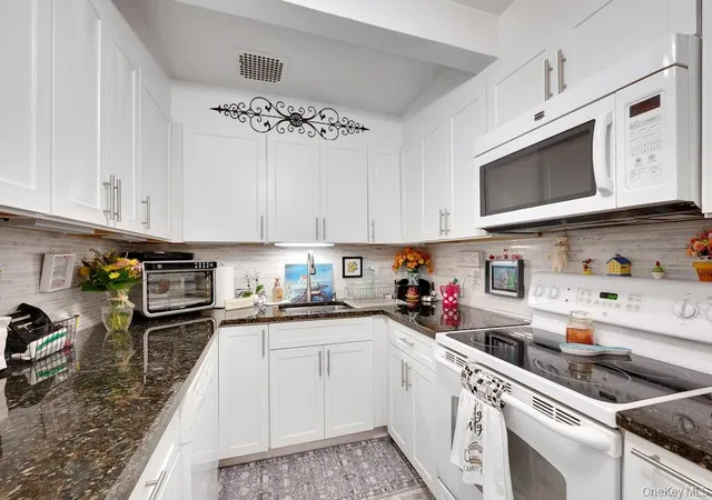 3rd image of 117 De Hvn Dr, Yonkers, NY 10703