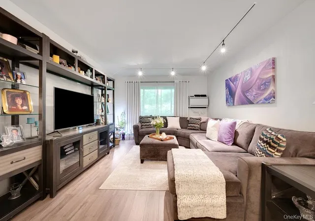 5th image of 117 De Hvn Dr, Yonkers, NY 10703