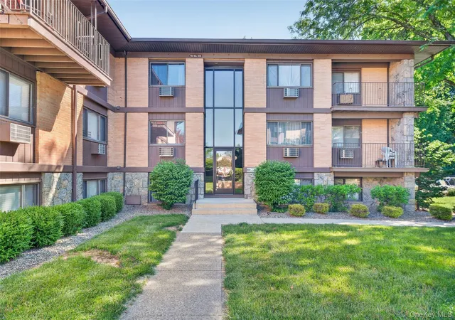 2nd image of 10 Oakwood Ter, New Windsor, NY 12553