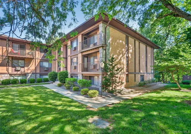 2nd image of 10 Oakwood Ter #65, New Windsor, NY 12553 | MLS# 994640