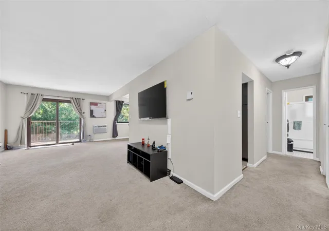4th image of 10 Oakwood Ter #65, New Windsor, NY 12553 | MLS# 994640