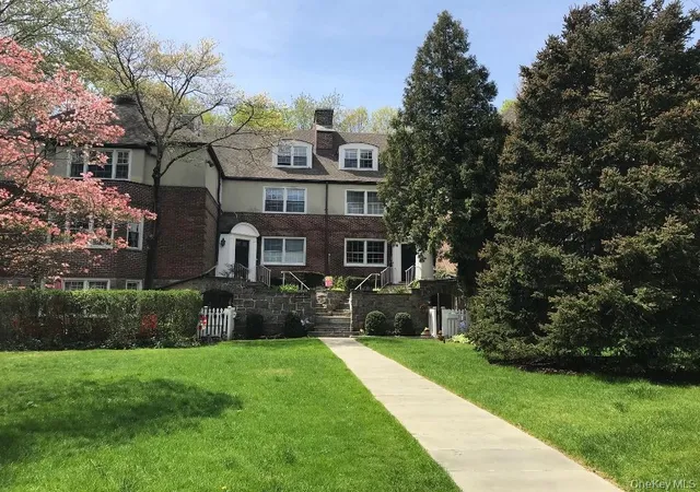 2nd image of 11 Sentry Pl, Scarsdale, NY 10522